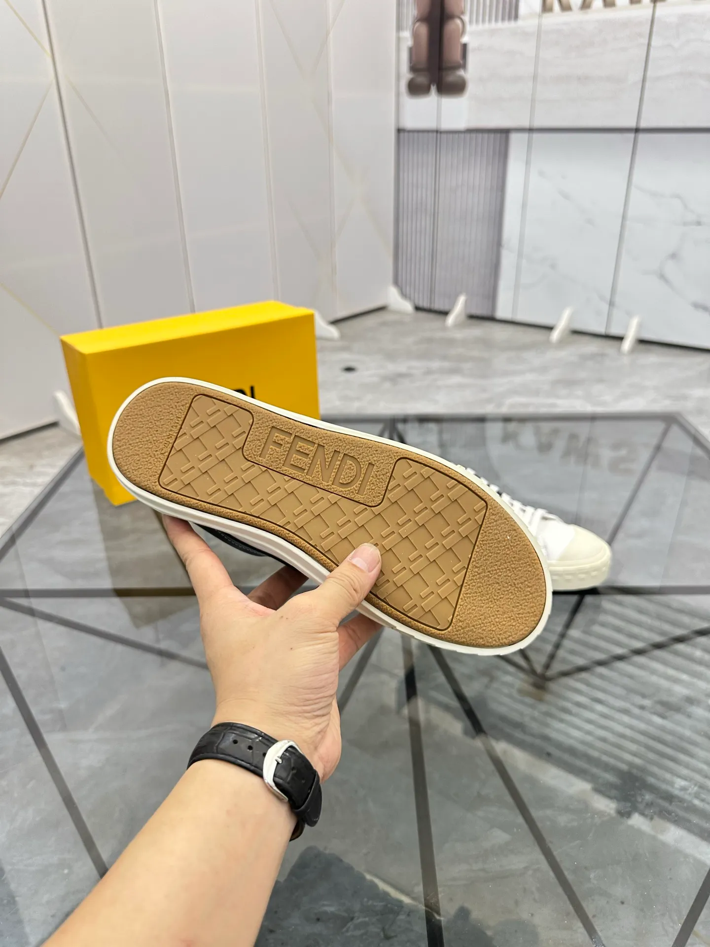 Selling men's shoes 💰: 💰P440¥ Product trademark: Fendi* "Fendi*" low-top casual shoes Regular size: 38-44 (can be customized to 45) Product materials: imported cowhide upper, sheepskin lining, original outsole. No.:6735